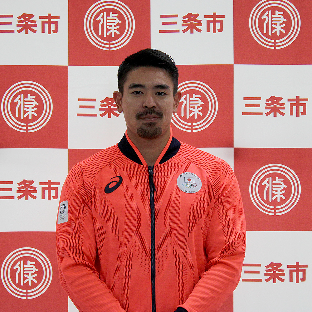 滝沢三条市長にオリンピックの報告をする當銘選手