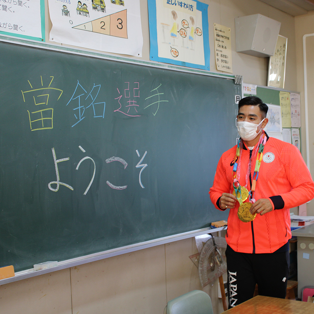 燕市分水北小学校で當銘選手が講演