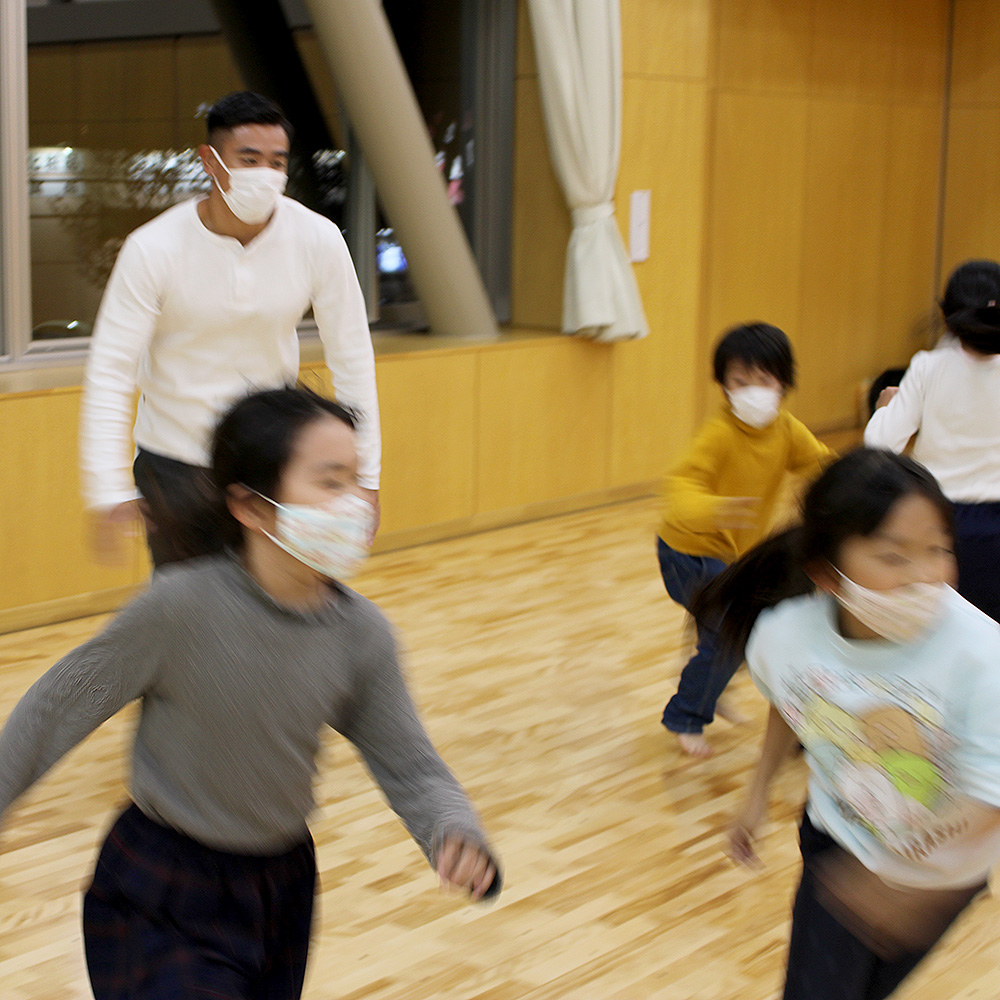 運動あそび教室にサプライズ参加したオリンピアン當銘選手